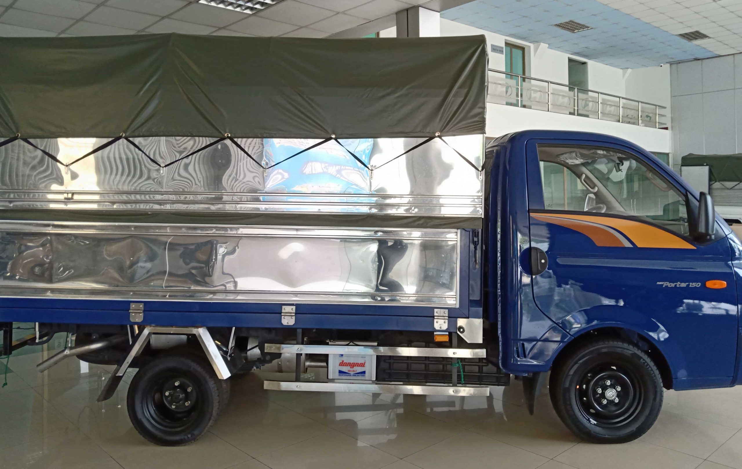 Xe tải Hyundai H150 thùng bạt 1.5 tấn
